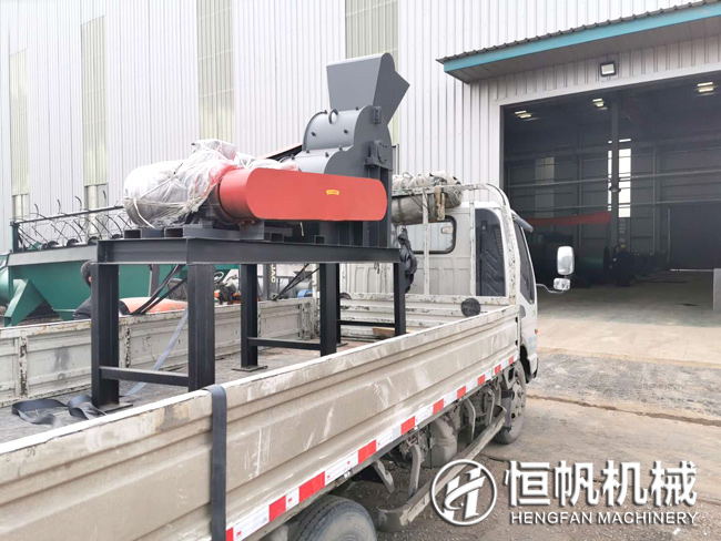 訂購單機(jī)也有驚喜!有機(jī)肥半濕物料雙級粉碎機(jī)發(fā)送至連云港(圖2) 有機(jī)肥雙級粉碎機(jī)