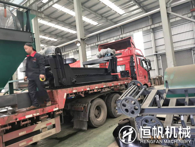 貴州年產十五萬噸雞糞有機肥生產設備發貨與安裝現場(圖2) 貴州年產十五萬噸雞糞有機肥生產設備