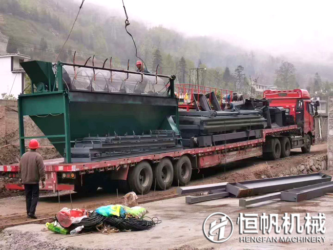 貴州年產十五萬噸雞糞有機肥生產設備發貨與安裝現場(圖5) 貴州年產十五萬噸雞糞有機肥生產設備