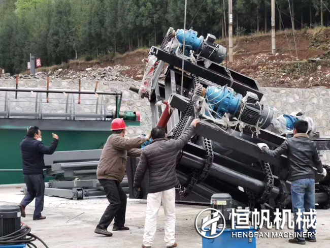 貴州年產十五萬噸雞糞有機肥生產設備發貨與安裝現場(圖7) 貴州年產十五萬噸雞糞有機肥生產設備