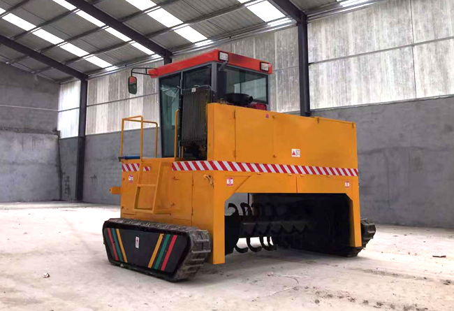 在有機肥生產(chǎn)設(shè)備中翻堆機有什么作用?在使用時需要注意什么?(圖1) 履帶翻堆機