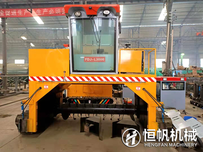 一套有機(jī)肥生產(chǎn)設(shè)備一共大概需要多少錢?(圖1) 履帶式翻拋機(jī)翻堆機(jī)