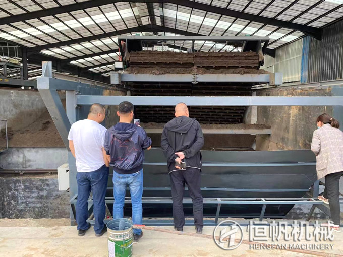 帶領大連客戶參觀山東年產十萬噸有機肥生產線項目(圖2) 鏈板式翻堆機工作現場